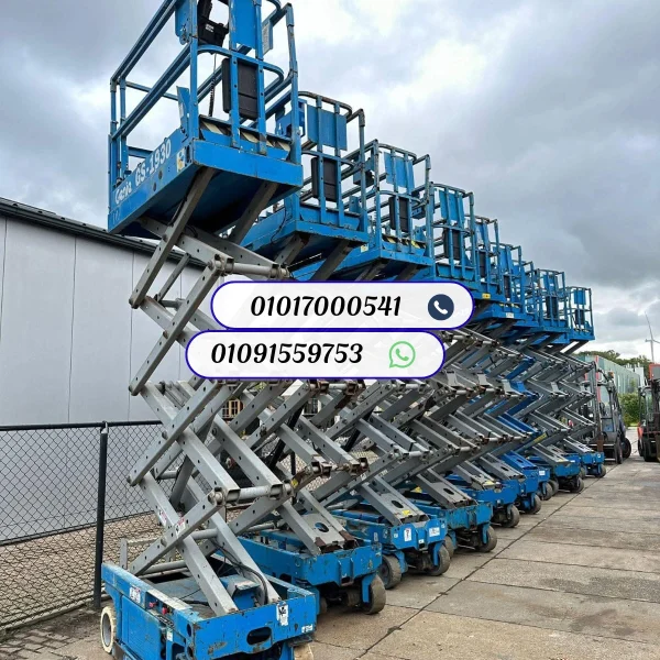 سيزر لفت ديزل (Rough Terrain) يعمل في موقع إنشائي خارجي، مخصص للأراضي الوعرة والارتفاعات العالية في مواقع البناء.